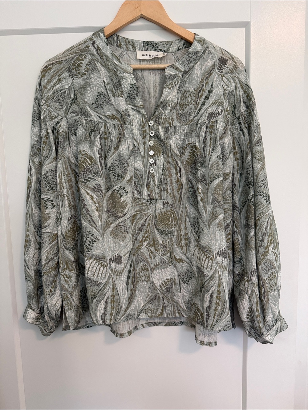 Indi & Cold Printed Button-Front Peasant Blouse in Sage Green M